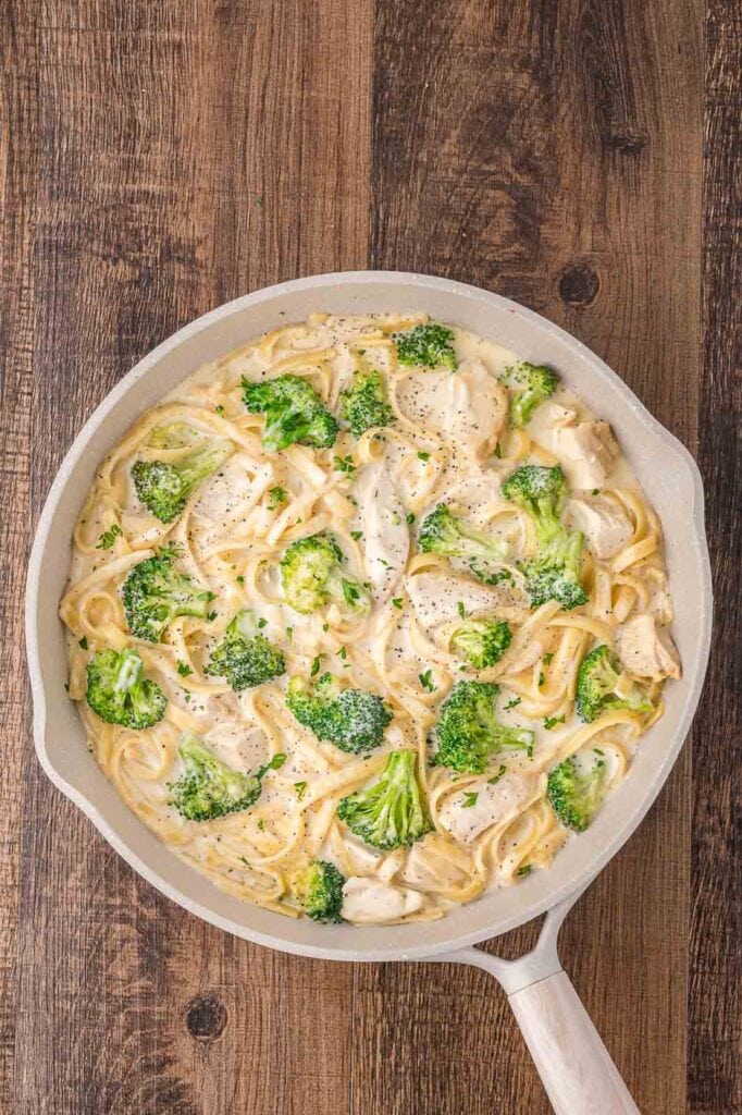 Fully cooked Chicken broccoli alfredo in a pan.