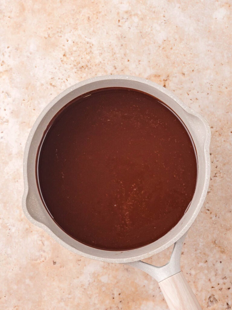 Melt the butter, water and cocoa in a pot melted.